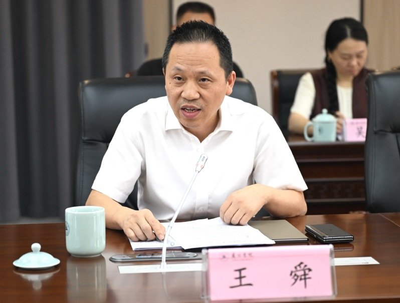 校金莎app新人权益书记李安主持会议